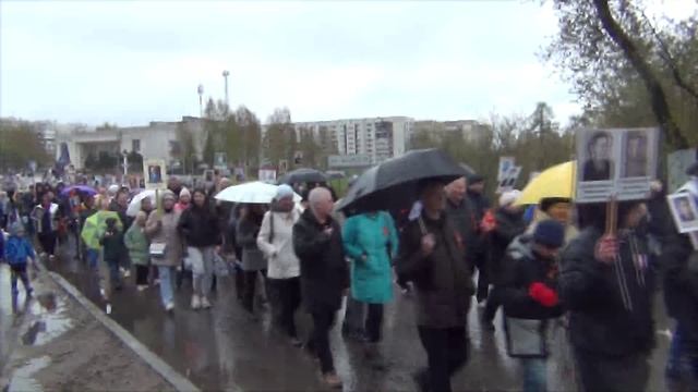 Прохождение Бессмертного полка в Тихвине 9 мая 2025 г 80 лет Победы в Великой Отечественной войне