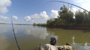 ДА НЕ БЫВАЕТ ЖЕ ТАК! ПОД ЭТОЙ КОРЯГОЙ ОДНИ МОНСТРЫ! Джиг с лодки в коряжнике