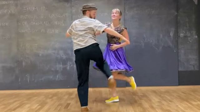 Двое действительно уловили дух песни.  Замечательно..Сандре И Таня..