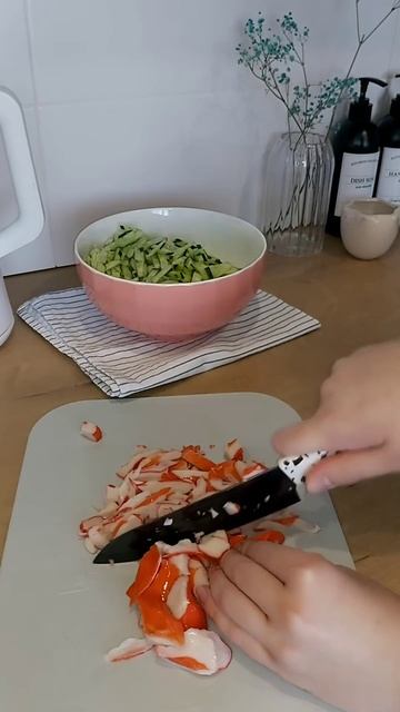 Лёгкий вариант салата из крабовых палочек #салатизкра смотреть онлайн