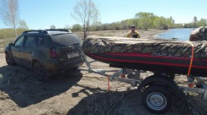 С напарником на лодке.