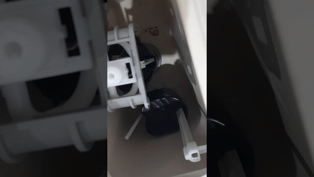 Установка арматуры в сливной бачок унитаза