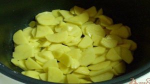 Картофель с колбасой и яйцами в мультиварке