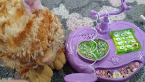 играем в игрушечный детский телефон