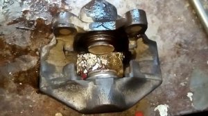 Мерседес W123. Ремонт заднего суппорта