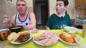 Мукбанг ЭМОЦИИ через край, не можем сдержать слёз! Вован КОММЕНТИРУЕТ! Смотрим парад ПОБЕДЫ! Обед