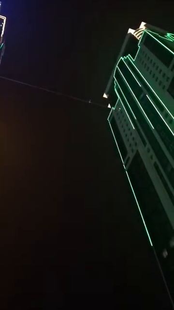 КАНАТОХОДЕЦ ПРОШЕЛ МЕЖДУ БАШНЯМИ «ГРОЗНЫЙ-СИТИ» НА ВЫСОТЕ 145 МЕТРОВ смотреть онлайн