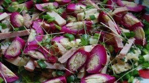 Пикантный розовый салат с маринованными яйцами