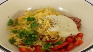 Салат из помидоров с варено-копченой грудинкой, сыром и сухариками