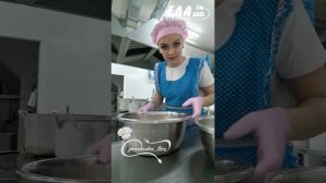 Показываю как мы в столовой готовим ГРУДКУ в сметанно?