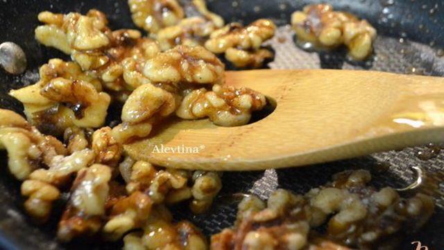 Cалат с карамельными орехами и дольками мандарина
