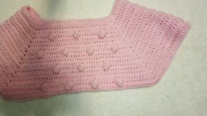 Топ с регланом и шишками крючком