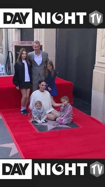 Галь Гадот Получила Звезду на Аллее Славы в Голливуде смотреть онлайн