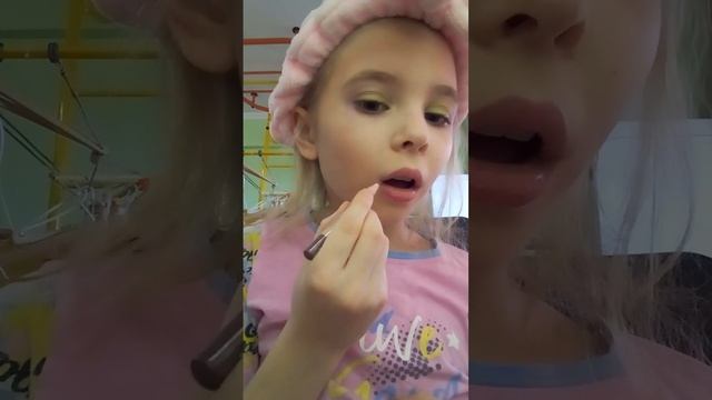 Как сделать прикольный красивый макияж которая занимает немножко времени очень красиво получится😍😘😇 смотреть онлайн