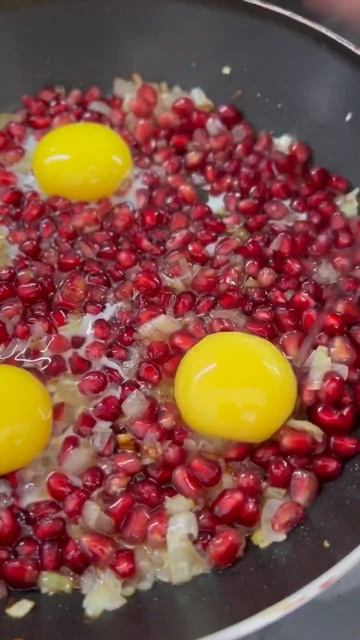 Азербайджанская яичница с гранатом 🍳 / Azerbaijani scrambled eggs смотреть онлайн