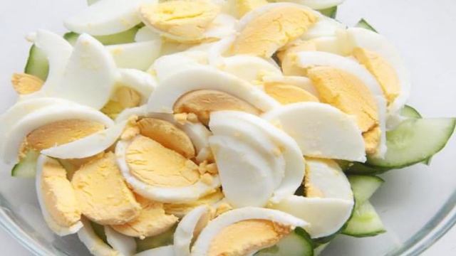 Салат с кукурузой, огурцом и яйцами