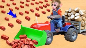 Видео для детей. Обезьянка макака играет игрушки. Детям