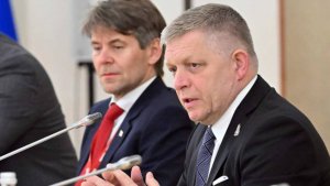 Фицо назвал детской шуткой действия стран ЕС, мешавших его приезду в Москву