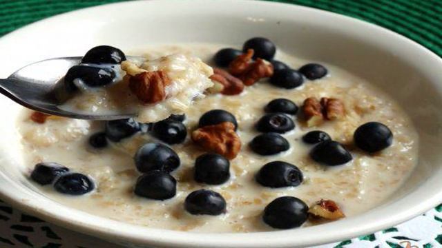 Овсянка на топленом молоке с черникой и орехами