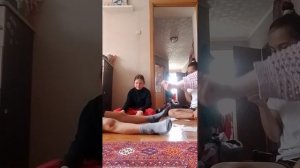 КТО ИЗ ПОДРУГ?
(😈-Элина и Варя-🍉)