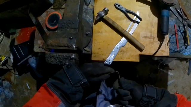 КАК СДЕЛАТЬ НОЖ АРТЕМА ИЗ МЕТРО 2033#metro2033#нож#метро2033 смотреть онлайн