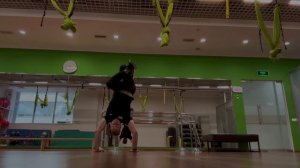 Ходьба на руках. Вариации в стойке на руках: фризы, складки