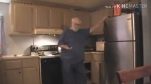 Злой дед ест хот дог из помойки шок внимание может быт?