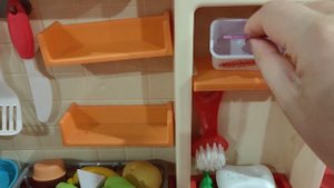 готовим игрушечную еду на детской кухне