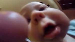 Мем ребёнок ест камеру