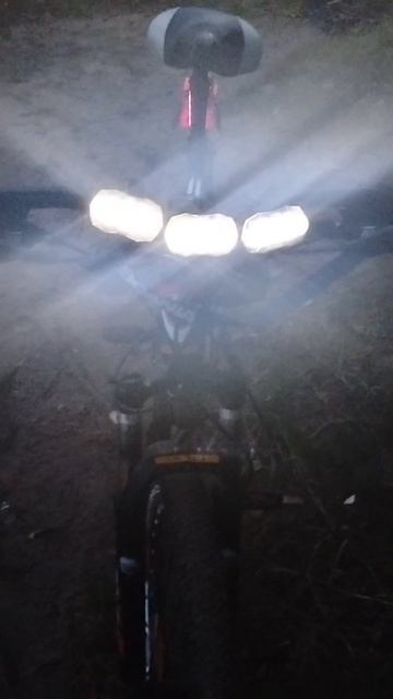 Супер велосипед!Поставил три фары вмести свет стал лу? смотреть онлайн