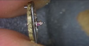 Финишная полировка оси баланса бузиной палочкой