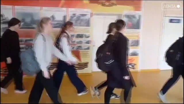 Патриотические песни заменили школьные звонки в обще?