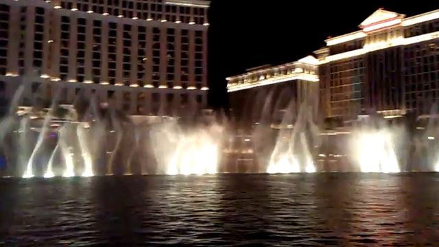 Шоу танцующих фонтанов перед отелем Bellagio
