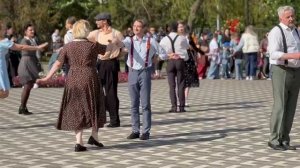 В городском саду играет старый патефон