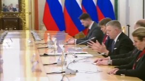 "Сквозь запреты к Путину": Фицо в Москве с миссией памяти и прагматизма