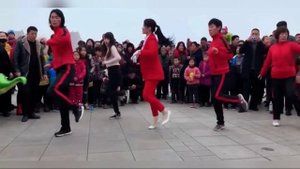 Складывается впечатление, что  она летит над землёй.  Супер. Молодец.