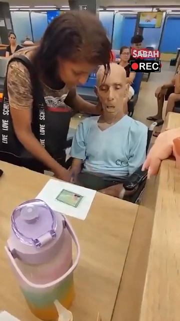 Женщина принесла в банк тело умершего дедушки) #youtubeshort смотреть онлайн