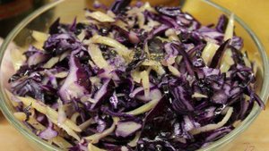 Салат из краснокочанной капусты с чесноком и сыром