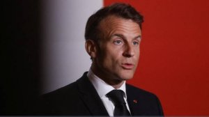 Макрон пригрозил России новыми санкциями за отказ от условий Киева