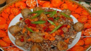 Гречневая каша с фрикадельками и овощами