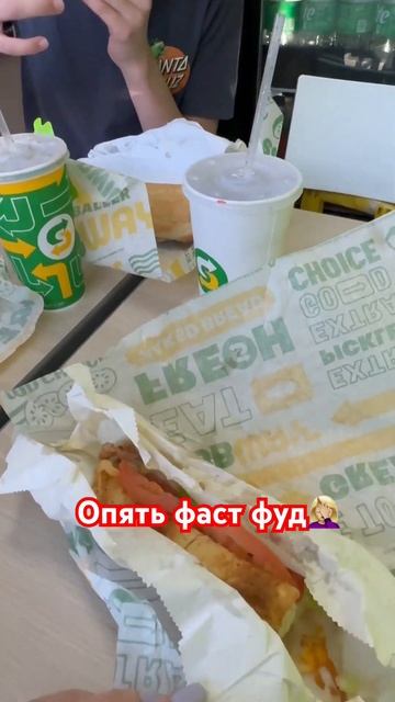 Решили подкрепиться после урока по плаванию 👍🏻🤣 я ? смотреть онлайн