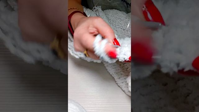 Закрываем петли крючком на спице.We close the loops with a hook on the knitting needle. смотреть онлайн