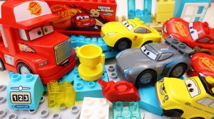 Видео для детей. Играем и собираем конструктор и мультика. Конструктор машинки и игры. Детям