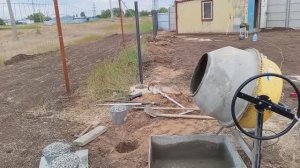 Половина столбов забетонировал . Работа в полном разгаре .