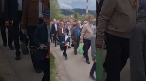 Торжественное шествие жителей города Сим к мемориалу павшим воинам-землякам (9 мая 2025)