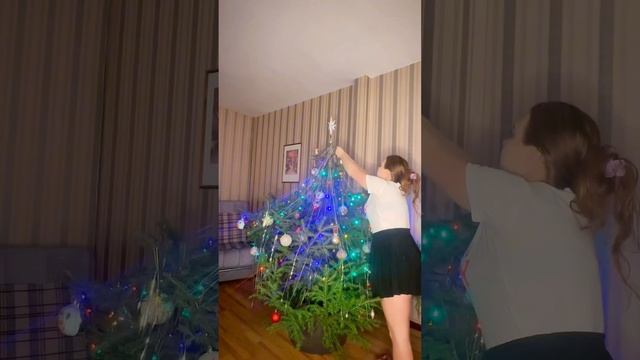 Нарядили ёлку  А у вас уже есть праздничное настро