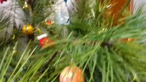 Устанавливаем и украшаем ёлку. Запах хвои по всей квар