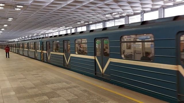 ЕМА-502/ЕМ-501 отправляется со станции метро Девяткино, г? смотреть онлайн