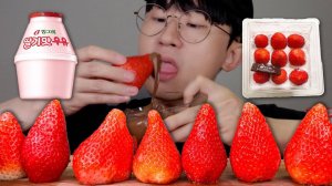 МУКБАНГ: КЛУБНИКА С НУТЕЛЛОЙ И ВЗБИТЫМИ СЛИВКАМИ