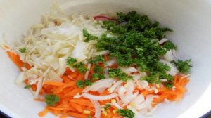 Салат из капусты, моркови и редиса